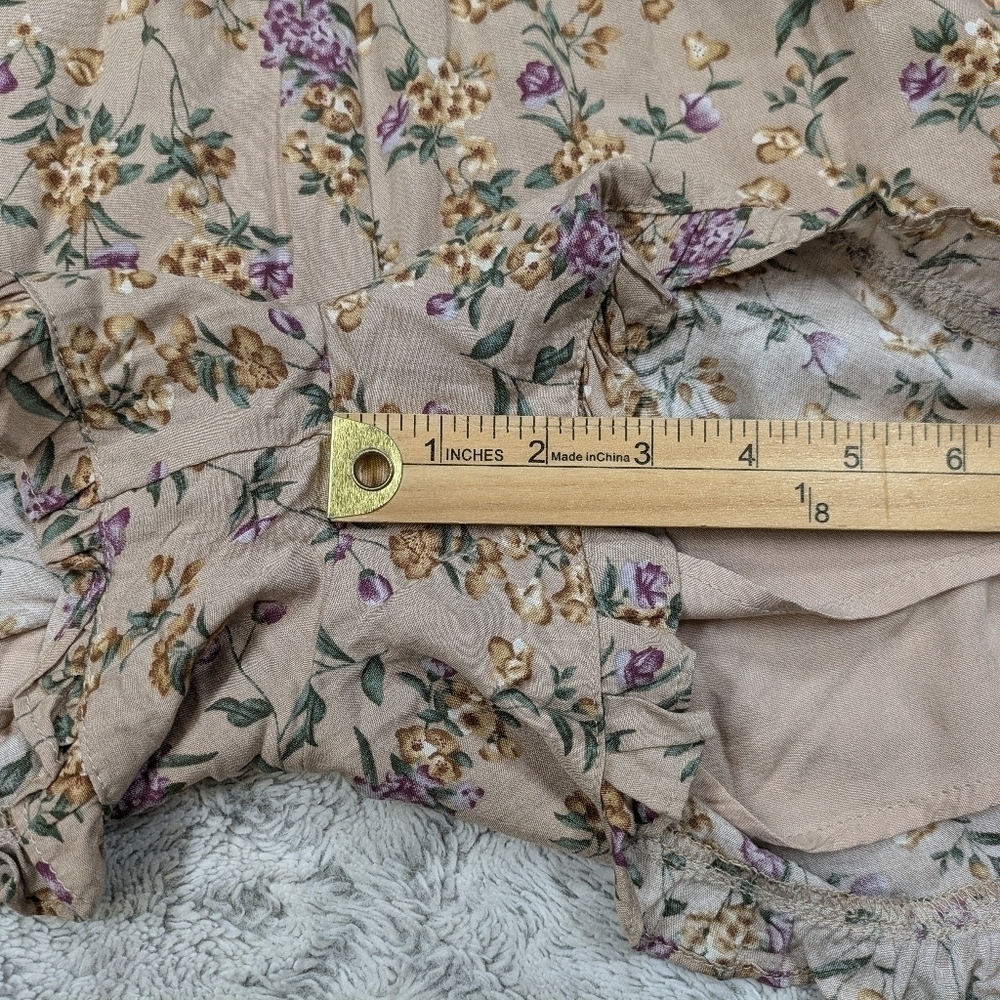 Easel Romper Women's L Beige Floral Easing Along Loose Fit Ruffle Hem V-Neck - Picture 7 of 8